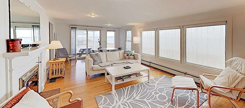 New Listing! Waterfront Haven, Adjacent To Beach 3 Bedroom Home, 海恩尼斯 — 照片 1