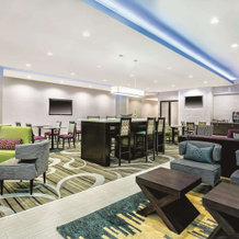 La Quinta Inn & Suites by Wyndham McAllen Convention Center, 麦卡伦 — 照片 2