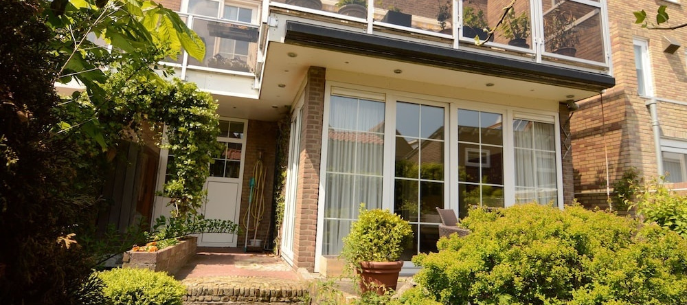 Authentic Jutters House on the Boulevard of Katwijk With sea View, 滨海卡特韦克 — 照片 1