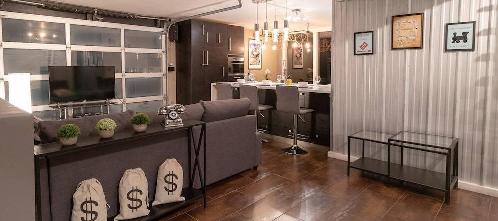 Award-winning Monopoly Themed Duplex with Games Room, 伍德兰兹 — 照片 1