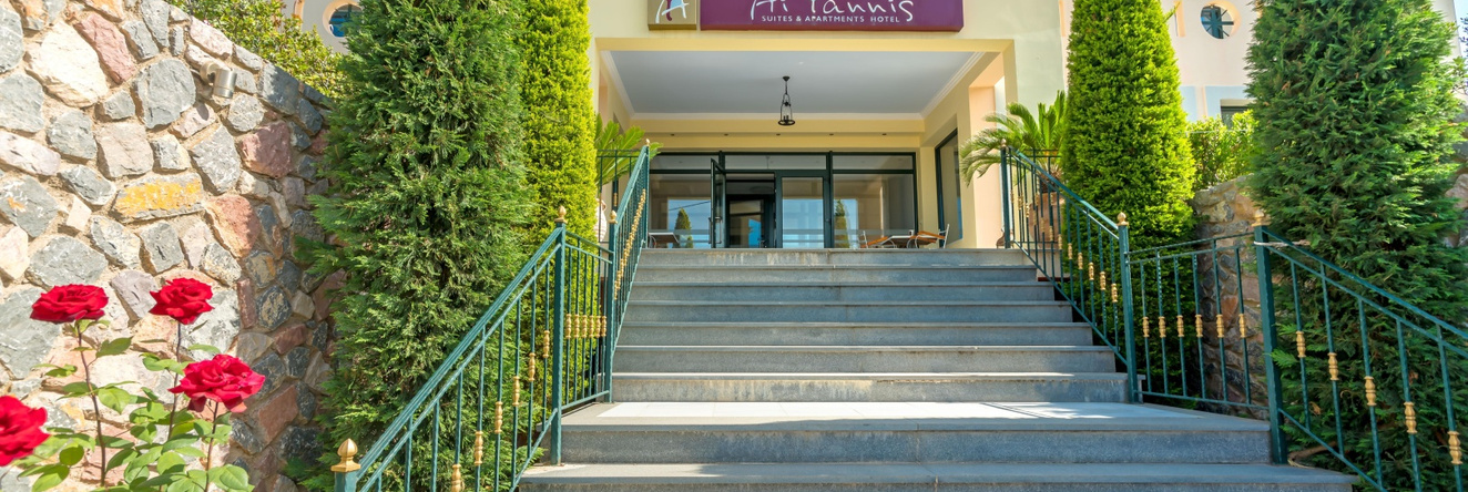 Ai Yannis Suites and Apartments Hotel, 卡尔达米拉 — 照片 1