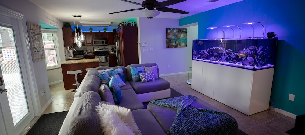 Gorgeous Urban Oasis W/hot Tub, Heated Pool And Private Movie Theater 3 Bedroom Home by RedAwning, Melbourne — photo 1