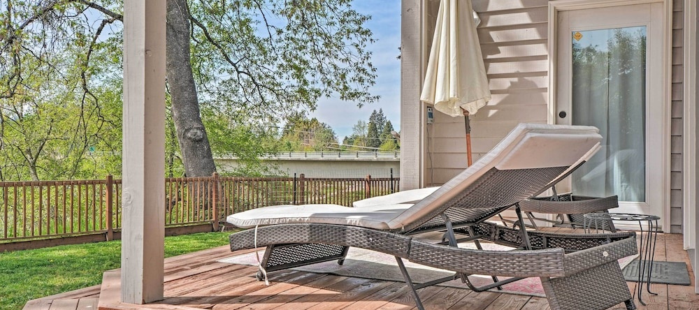 1 Mi to Drinks & Dining: Getaway in Grants Pass, Grants Pass — photo 1