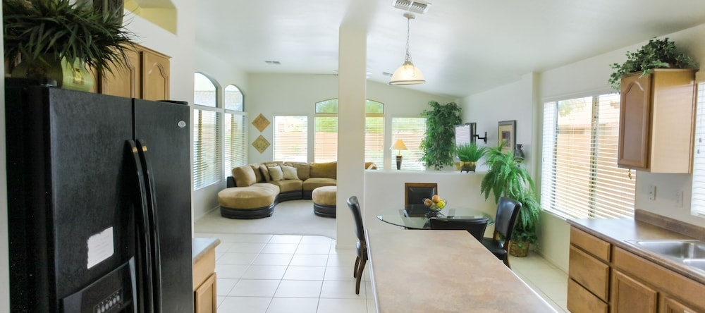 Glendale - 4 Bedroom Home, Phoenix — photo 1