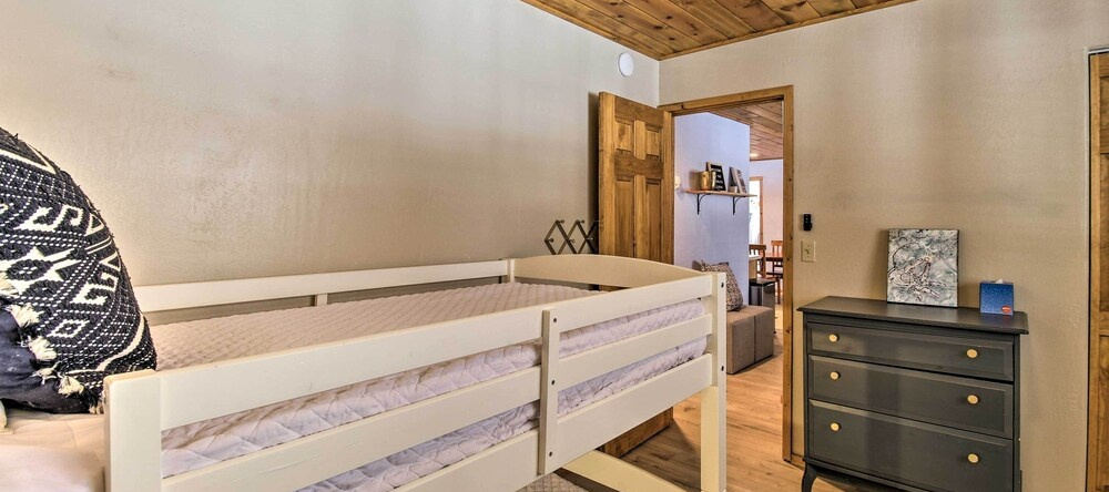 Cozy Heber Cabin Retreat W/ Deck + Fireplace!, Хебер — фото 1