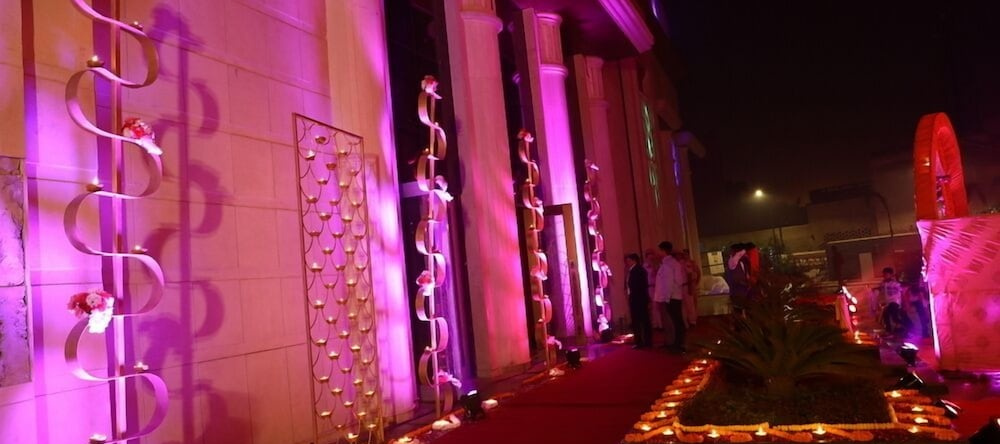 The Utsav Grand Banquets & Resort, 阿利布尔 — 照片 1