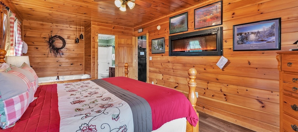 Cabin In The Woods W/ Hot Tub & Games!, Олдем — фото 1
