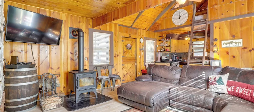 14 Mi to Slopes: Long Barn Cabin w/ Fire Pit!, 长谷仓 — 照片 1