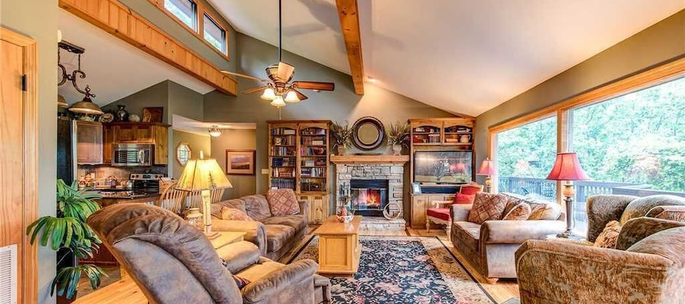 Stand In Awe 4 Bedroom Home with Hot Tub, Newport — photo 1