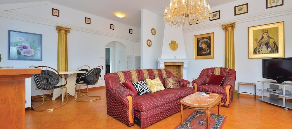 Beautiful Home in Seline With Sauna, Wifi and 7 Bedrooms, 塞利内 — 照片 1