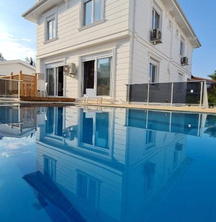 orman manzaralı havuzlu villa, 代谢梅阿尔特 — 照片 1
