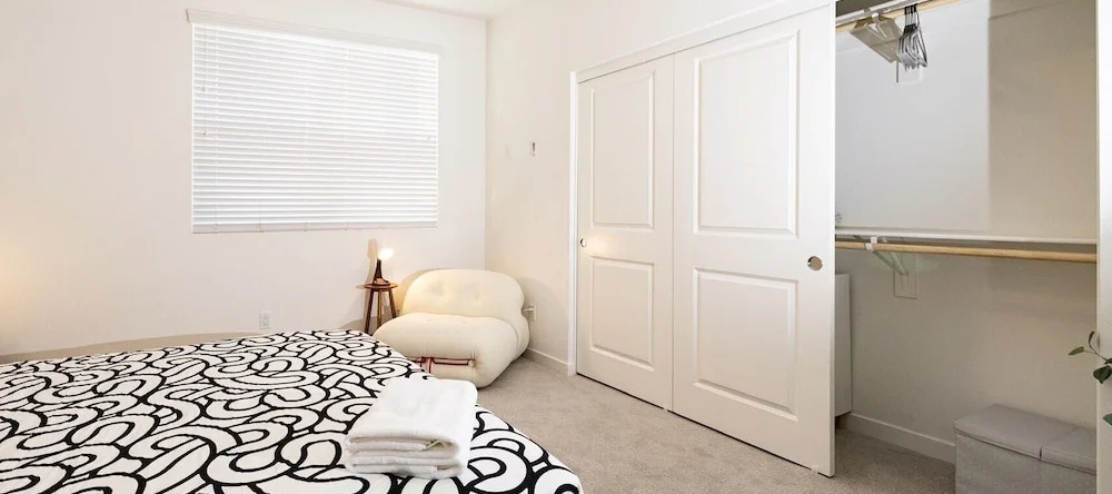 Near ONT Modern Designer Stay Bright Chic Spacious, 安大略 — 照片 1