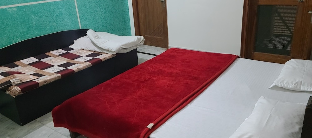 Roomshala 153 Hotel Krishnashrya, Вриндаван — фото 1
