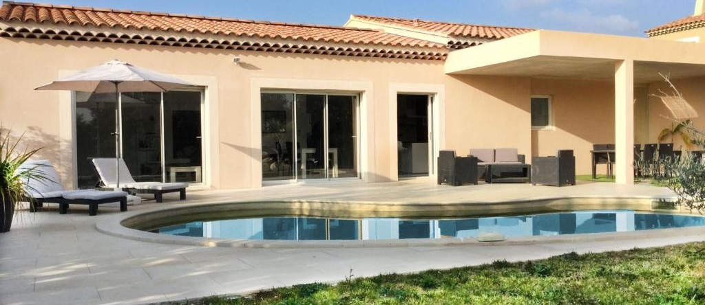 Très Jolie Villa Contemporaine Avec Piscine Chauffée, Proche du Centre Village D'Aureille, Au Cœur Des Alpilles, 4 Personnes, Ls1-300 Oustau di Auriho, 奥雷伊 — 照片 1