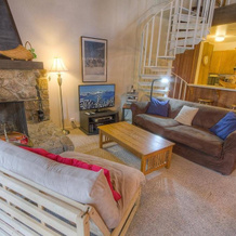 Spiral Staircase by Lake Tahoe Accommodations, 北太浩湖 — 照片 5