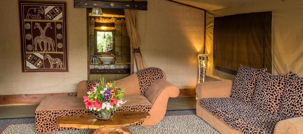Rhino Watch Safari Lodge, Найяеруру — фото 1