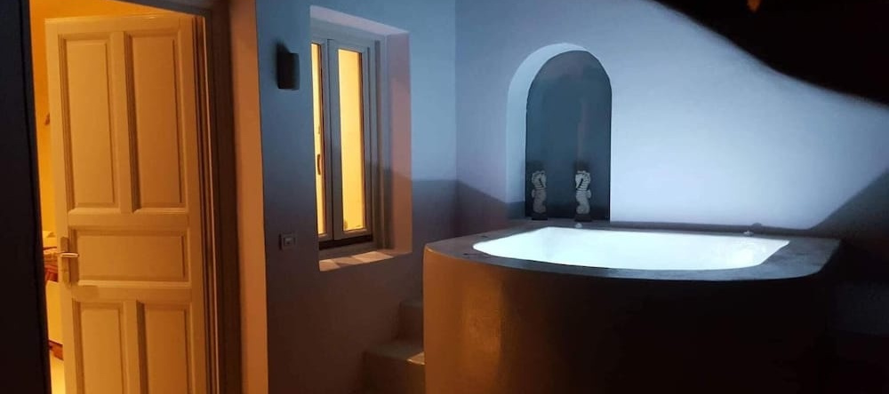 The Muse Of Santorini - Jacuzzi Suites, 梅萨里亚 — 照片 1