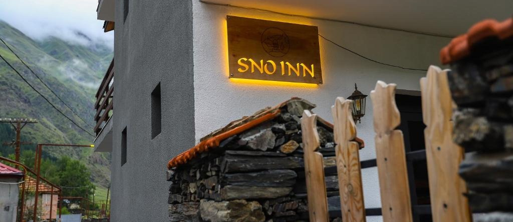Sno Inn Kazbegi, 斯捷潘茨明达 — 照片 1