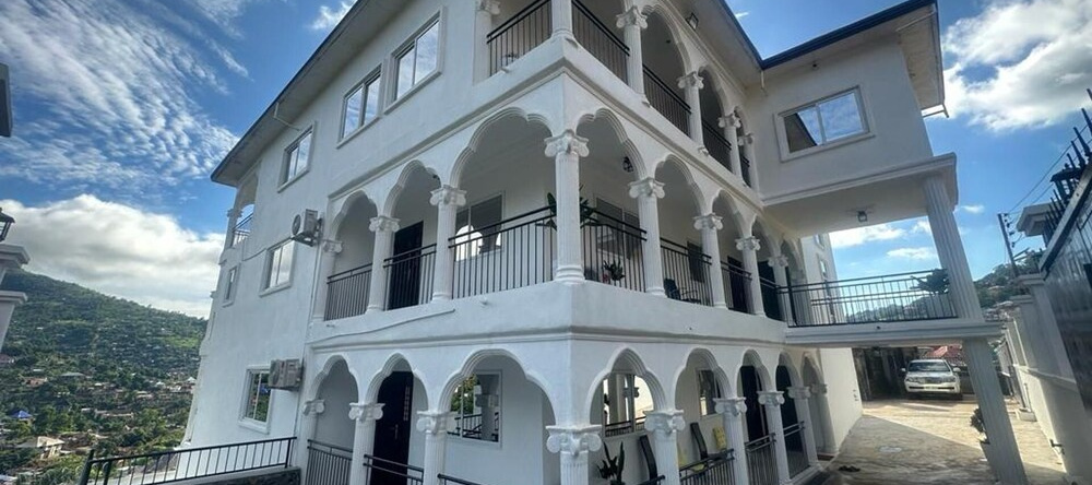 2 Bed Apartment Sleeps 4 - Jacuzzi, Parking, Wifi, Freetown — photo 1