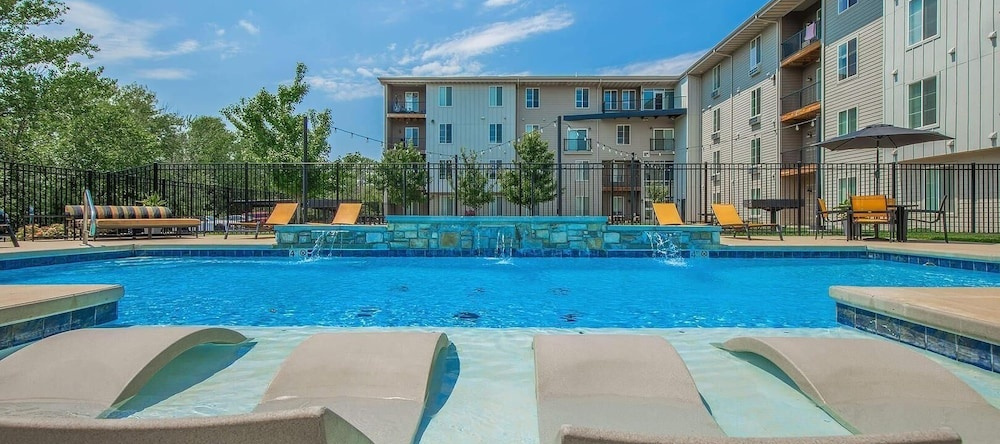 Landing Spectacular 1bd, Courtyard, Springfield — photo 1