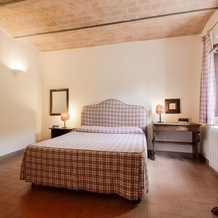 small village of beautiful apartments in the green Tuscan hills and olive groves, 泰里乔拉 — 照片 4