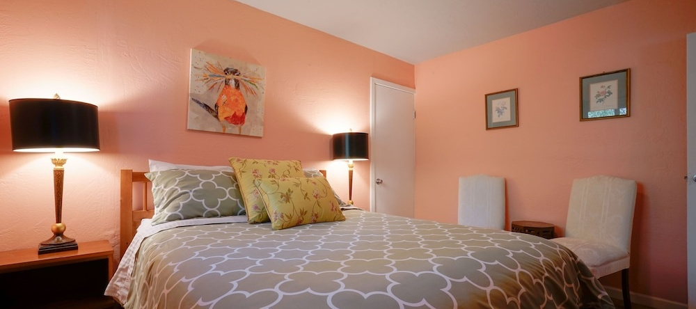 At Marbella Lane - Flamingo Lady, Sfo, Брисбен — фото 1