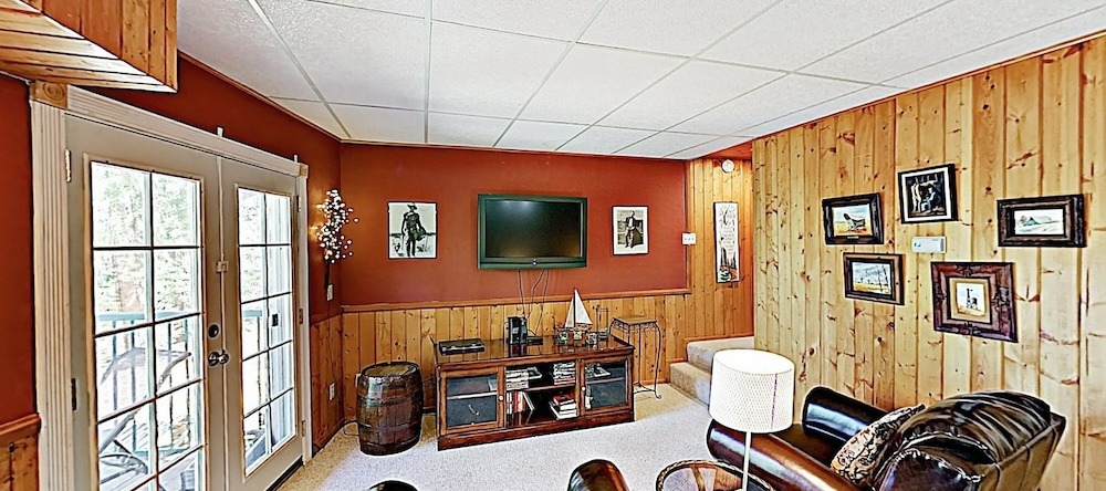 New Listing! Cozy W/ Game Room & Decks 2 Bedroom Home, 双峰 — 照片 1
