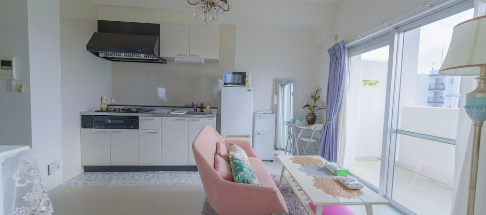 SunSea Okinawa Stunning Ocean View 2BR Sleeps 6 20 min from Airport 3 min to Shopping Mall, 浦添 — 照片 1