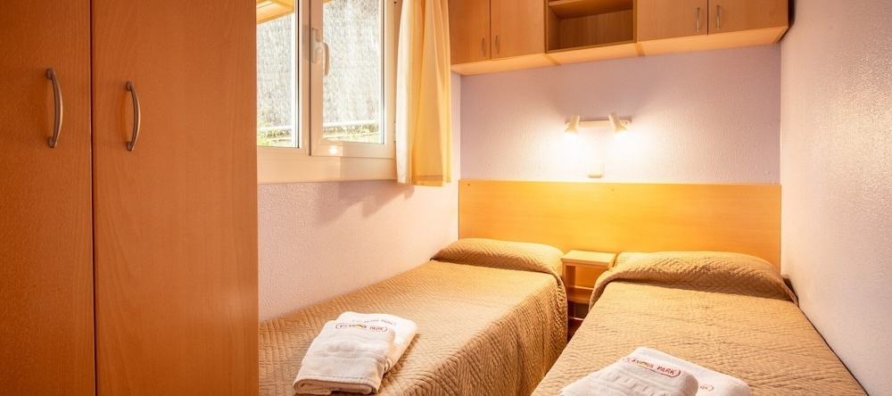 Good Standard Furnished Chalet on Nice Park, 卡斯特列特-伊-拉-戈尔纳尔 — 照片 1