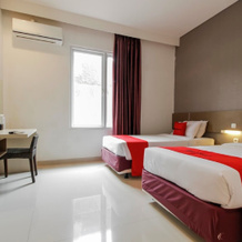 RedDoorz near Goa Sunyaragi, Cirebon — photo 3