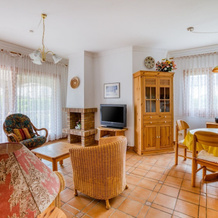 Cosy Townhouse In Vilamacolum With Shared Garden And Swimming Pool, Торроэлья-де-Флувья — фото 4