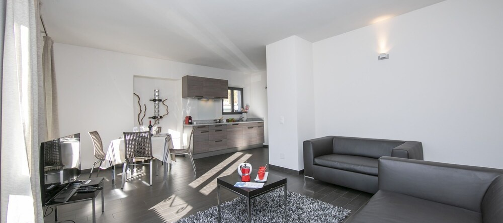 Green Apartment, 卡维利亚诺 — 照片 1