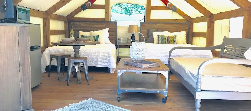 Geronimo Creek Retreat Getaway Cabin #1 1 Bedroom 1 Bathroom Cabin, Сегин — фото 1