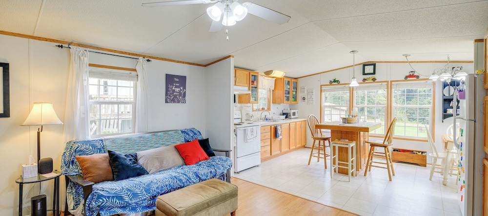 Creekfront Max Meadows Mobile Home With Deck!, Pulaski — photo 1