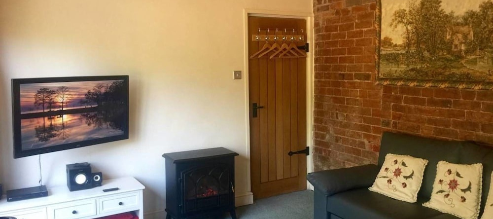 Squirrel Barn. Hi-Spec. Hot Tub & Wifi. Sleeps 14, Стаффорд — фото 1