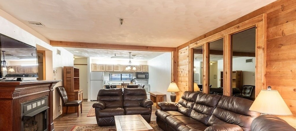 Seven Springs Stoneridge 3 Bedroom Pet Friendly Condo, Ski-In/Out by RedAwning, 七泉 — 照片 1