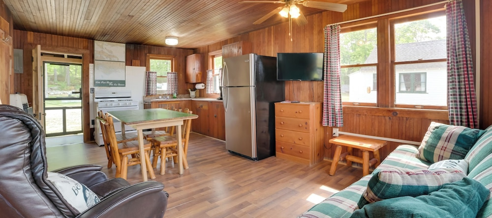 Beach & Dock Access! Upper Peninsula Cabin Retreat, Cedarville — photo 1
