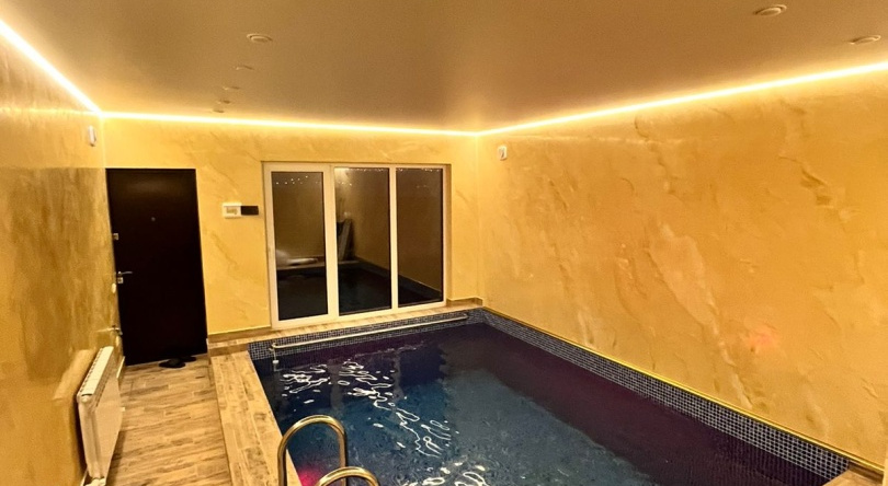 S Basseynom I Baney Guest House, 伊诺泽姆采沃 — 照片 1