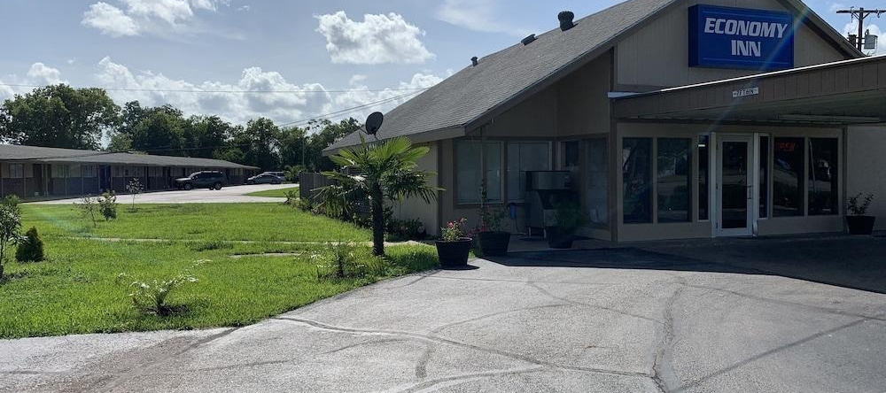 Economy Inn Motel, Angleton — photo 1