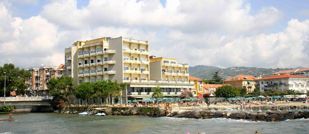 Hotel Bellevue Et Mediterranee, 迪亚诺马里纳 — 照片 1
