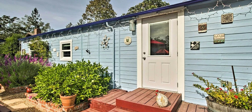 Romantic Casita w/ Garden + Deck 2 Miles to Plaza!, Boyes Hot Springs — photo 1