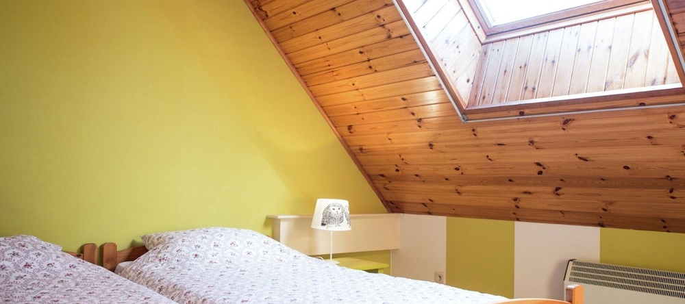 Spacious, Atmospheric Upper Floor of a Farmhouse With Garden, 埃森 — 照片 1