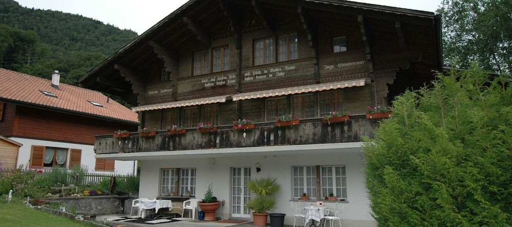 Pristine Home In A Charming Village, Large Grassy Sunbathing Area, View Of The Mönch And Jungfrau, Вильдерсвиль — фото 1