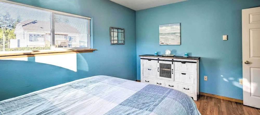 Fire Pit & Bay Views: North Bend Home!, Норт-Бенд — фото 1