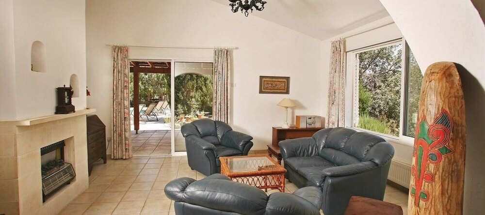 Beautiful Home in Miliou Paphos With 2 Bedrooms, Outdoor Swimming Pool and Swimming Pool, 米利厄 — 照片 1
