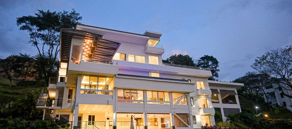 Luxury Hillside Estate at Nativa Resort by RedAwning, 塔科莱斯 — 照片 1