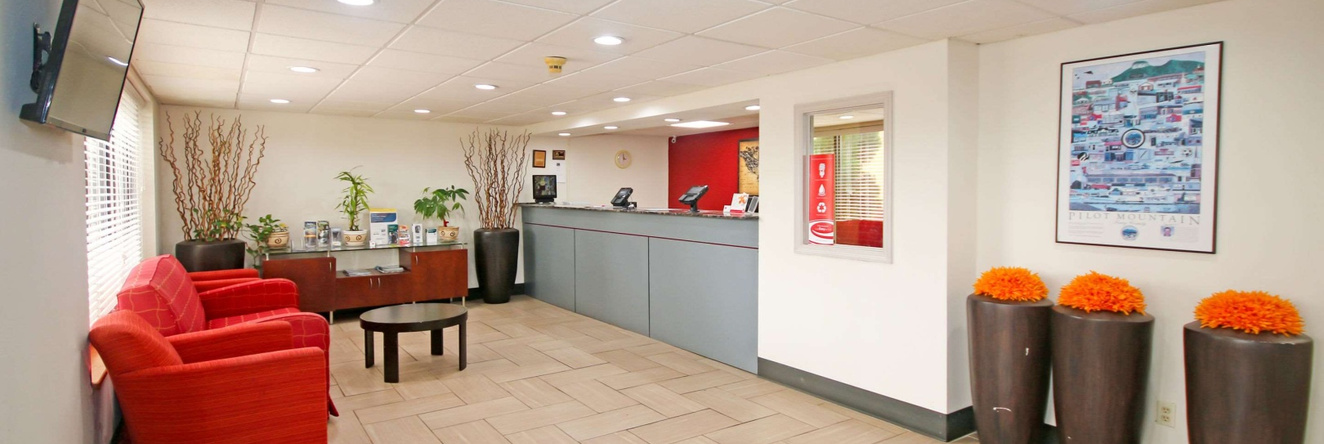 Americas Best Value Inn Pilot Mountain, Pilot Mountain — photo 1