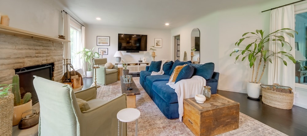 Stylish Willoughby Hills Retreat W/ Fireplace!, Уиллоуби — фото 1
