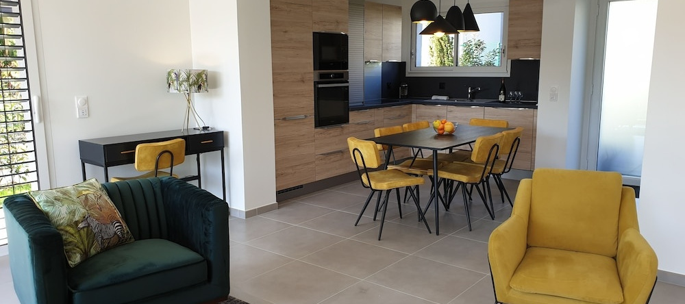 Appartement Duplex Jardin, 塞塞纳 — 照片 1