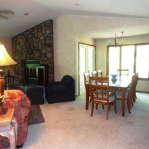 Forest view, log-sided two bedroom, two bath condo on Lake Ouachita. by RedAwning, 艾达山 — 照片 3